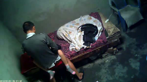 棚户区炮房红裤头大叔泄火嫖个年龄不大的鸡妹性欲过度硬度不够想要舔逼被拒绝了软磨硬泡还是舔了妹子被干哭了